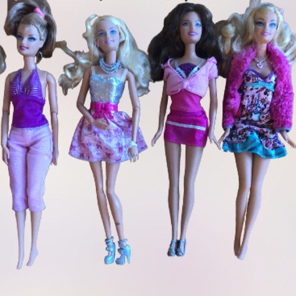 Set of 16 Barbies plus Wardrobe & Accessories - Picture 4 of 15